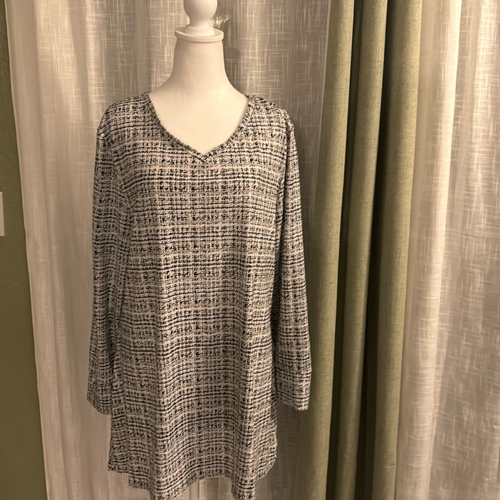 Lularoe Woman’s Top Blouse Tunic Longsleeve Black/White Print V-Neck Size XL